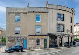 un vieux bâtiment avec une voiture garée devant lui dans l'établissement Premium Designer 4 Bedroom Home in Clifton - 3 Bathrooms & Cinema Room, à Bristol