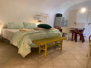 Dai colli al mare في Antonelli: غرفة نوم بها سرير مع مقعد عليها