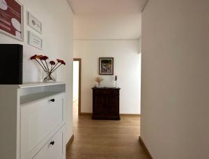 A television and/or entertainment centre at Olivais Spacious Apartment near airport