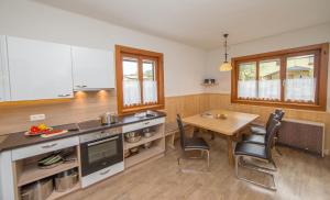 Kuchyňa alebo kuchynka v ubytovaní Ferienhaus Gerlinde II
