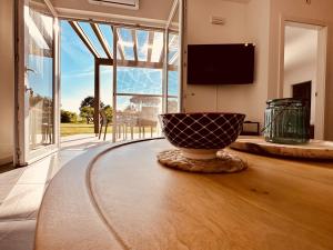 - un salon avec une table et un bol sur le sol dans l'établissement Agriturismo Il Querciolo, à Grosseto