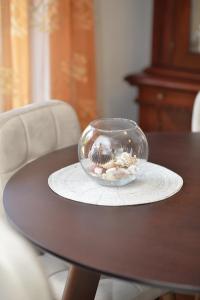 eine Glasschüssel mit Muscheln auf dem Tisch in der Unterkunft Apartment Nikolija in Dobrota