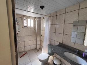 a bathroom with a toilet and a sink at Barreirinhas - Chalé Tubarão in Barreirinhas