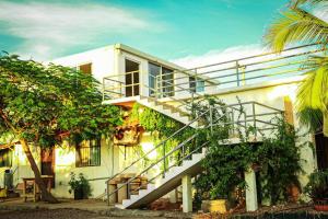 ein weißes Haus mit einer Treppe davor in der Unterkunft Magical views of the Sea of Cortez with BBQ & Wi-fi in Rancho El Pozo