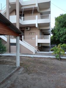 een appartementencomplex met een trap ervoor bij Luxurious Apartment Katakolo Beach in Katakolon