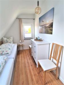 um quarto com uma cama, uma secretária e uma cadeira em Schönes Ferienhaus, bis 6 Pers, zentral gelegen em Heide