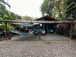 Vrt pred nastanitvijo Mono Azul Cahuita