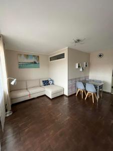 - un salon avec un canapé et une table dans l'établissement Apartament CALMA I, à Krynica Morska