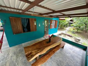 Predel za sedenje v nastanitvi Mono Azul Cahuita