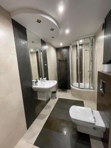 La salle de bains est pourvue de toilettes et d'un lavabo. dans l'établissement Apartament CALMA I, à Krynica Morska