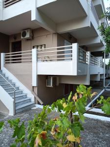 een gebouw met witte trappen en een balkon bij Luxurious Apartment Katakolo Beach in Katakolon