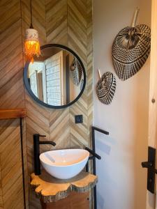 uma casa de banho com um lavatório e um espelho. em Casa di Arte Wood House em Perşembe