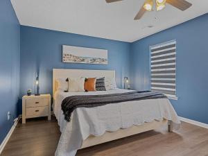Dormitorio azul con cama y pared azul en Rustic Retreat 3bdr/2bath, 