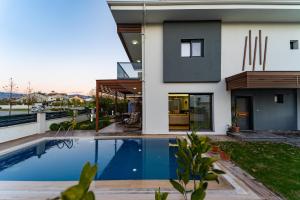 Swimmingpoolen hos eller tæt på Merkezde Muhteşem Havuzlu Villa