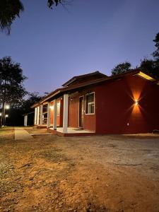 uma casa vermelha com uma luz ao lado dela em Chalés do Recanto em São João del Rei