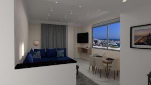 - un salon avec un canapé bleu et une table dans l'établissement Appartement de Prestige, vue Kasbah, Mer et Vieux Port, à Tanger