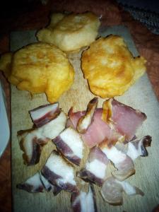 um prato de comida com bacon e biscoitos em Eko Katun Kolijevka em Berane
