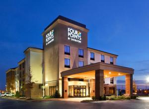 un edificio de hotel con un cartel que lee cuatro habitaciones para ciudadanos en Four Points Memphis Southwind, en Memphis