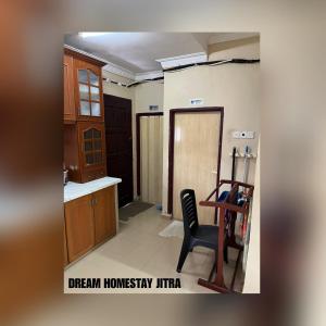 a kitchen with a desk and a chair in a room at Homestay Jitra Dream Homestay in Jitra