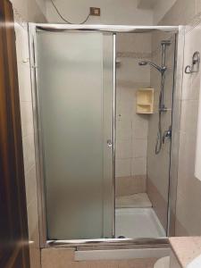 um chuveiro com uma porta de vidro na casa de banho em Multiproprietà Venezia em Veneza