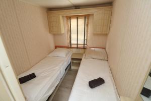 Ένα ή περισσότερα κρεβάτια σε δωμάτιο στο De Zuidvliet Chalet 3