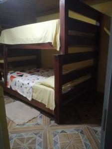 Łóżko lub łóżka piętrowe w pokoju w obiekcie Rancho Sosa Checo