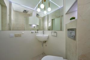 Ένα μπάνιο στο Belvedere Royal, Luxury Seaview & Pool Apartments +62 φωτογραφίες
