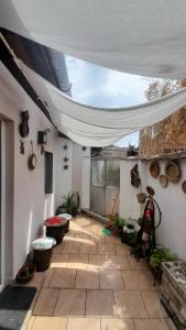 patio con tenda da sole e piante di Kosta Apartments a Subotica