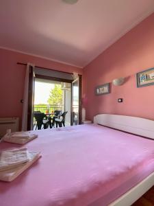 a large bed in a room with a pink bedroom at Apartment Center Adria in Bar