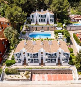 an aerial view of a house with a swimming pool at The Desmais in Cala Galdana