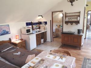 uma sala de estar com uma mesa e uma cozinha em Chalupa, 3x apartmány, 11 lůžek. em Sedlec