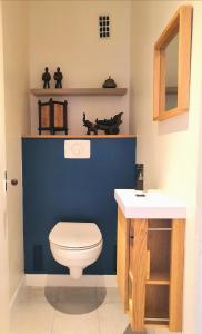 uma casa de banho com um WC e um lavatório em Spacious Apartment near Paris, for Family and Friends em Montrouge