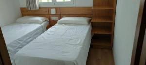 twee bedden in een kleine kamer met een raam bij The Oxygen 9 in Tetouan