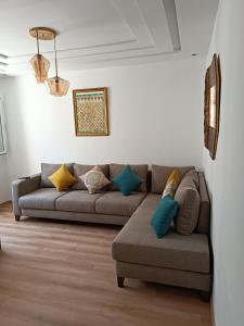 ein Wohnzimmer mit einem Sofa mit Kissen darauf in der Unterkunft The Oxygen 9 in Tétouan