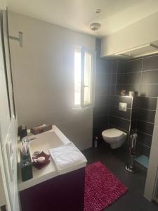 Ένα μπάνιο στο Chambre avec salle de bain privée à l étage dans ma maison