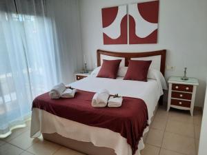 1 dormitorio con 1 cama grande y toallas. en Apartamento en Torre del Mar, en Torre del Mar