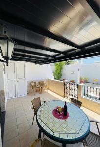 eine Terrasse mit einem Tisch und Stühlen auf einer Terrasse in der Unterkunft Apartamento Playa Grande in Tías