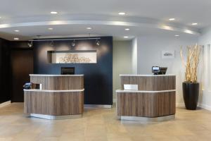 a lobby with two reception desks in a building at Courtyard Edison Woodbridge in Edison