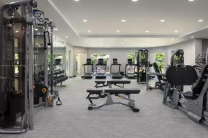 einen Fitnessraum mit mehreren Laufbändern und Heimtrainern in der Unterkunft Courtyard Edison Woodbridge in Edison