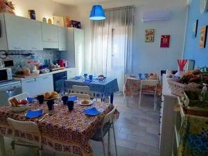 uma cozinha com mesa e cadeiras e uma cozinha com mesa e espreguiçadeira em Dimora Fraula Guest House em Agrigento