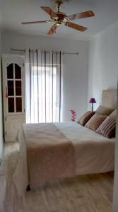 um quarto com uma cama e uma ventoinha de tecto em Canteras Bliss em Las Palmas de Gran Canaria