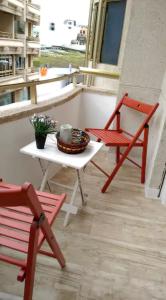 ラスパルマス・デ・グランカナリアにあるCanteras Blissのバルコニー(椅子2脚、テーブル1脚、椅子1脚付)