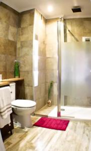 uma casa de banho com um WC e um chuveiro em Canteras Bliss em Las Palmas de Gran Canaria