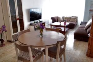 uma sala de estar com uma mesa e cadeiras e um sofá em Canteras Bliss em Las Palmas de Gran Canaria