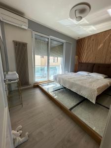 Un pat sau paturi într-o cameră la Sea View/Beach front- Joie de Vivre -Cozy Designed