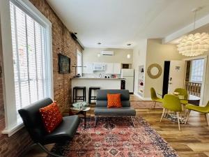 Dapur atau dapur kecil di Bisbee Brownstone Suites