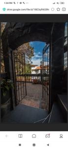 ein offenes Tor zu einem Hof mit einem Haus in der Unterkunft Santa Pacha in Sucre