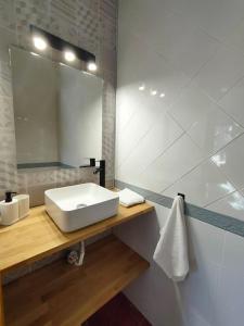 y baño con lavabo blanco y espejo. en Ventana al Albarracin, en Benamahoma
