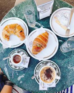ナポリにあるVesuvio Houseのペストリープレートとコーヒー付きのテーブル
