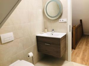 ein Bad mit einem Waschbecken und einem Spiegel in der Unterkunft Ferienhaus Kader in Eckernförde